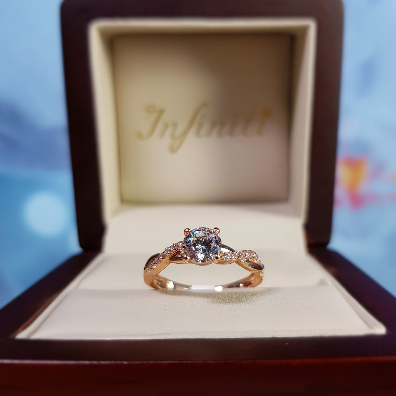 Anillo Oro Rosa 10k, Zirconia Central de 5 mm, Laterales de 1 mm - Infiniti Joyas