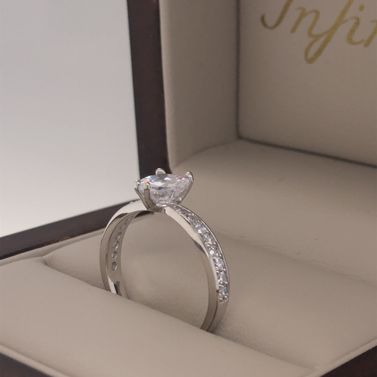 Anillo Oro Blanco 10k, Zirconia Central Corazón 6mm - Infiniti Joyas