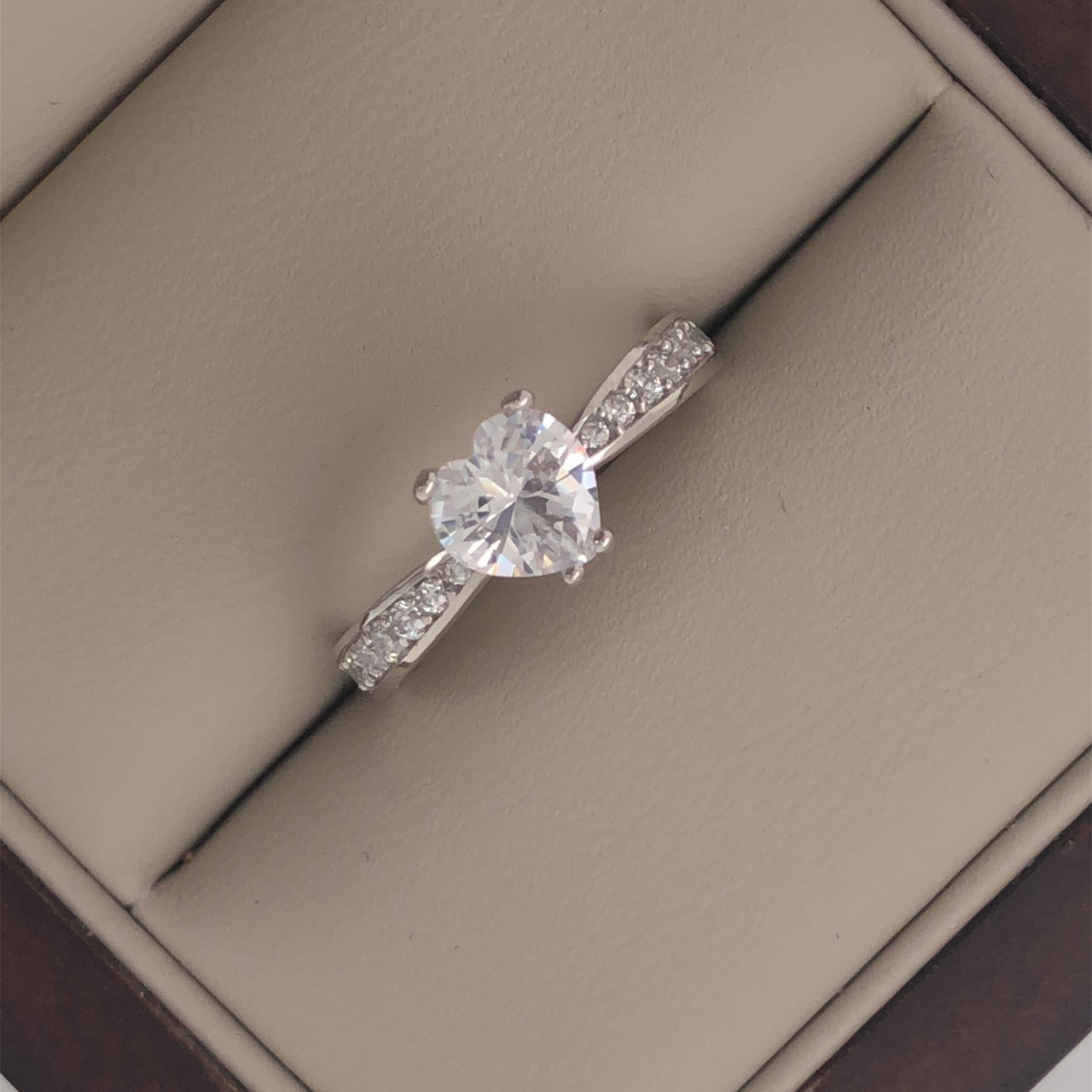 Anillo Oro Blanco 10k, Zirconia Central Corazón 6mm - Infiniti Joyas