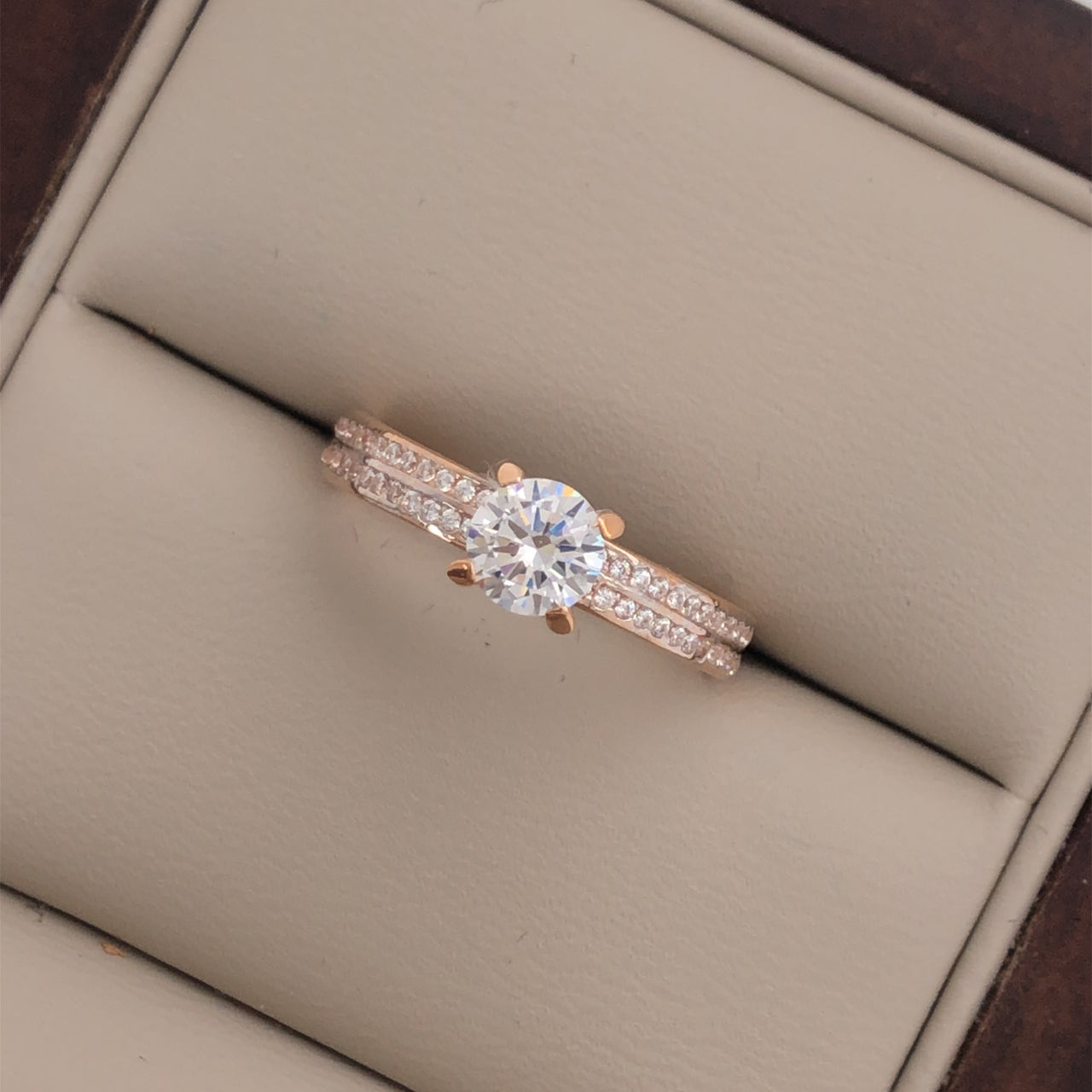 Anillo Oro Rosa 10k, Zirconia Central de 5 mm - Infiniti Joyas