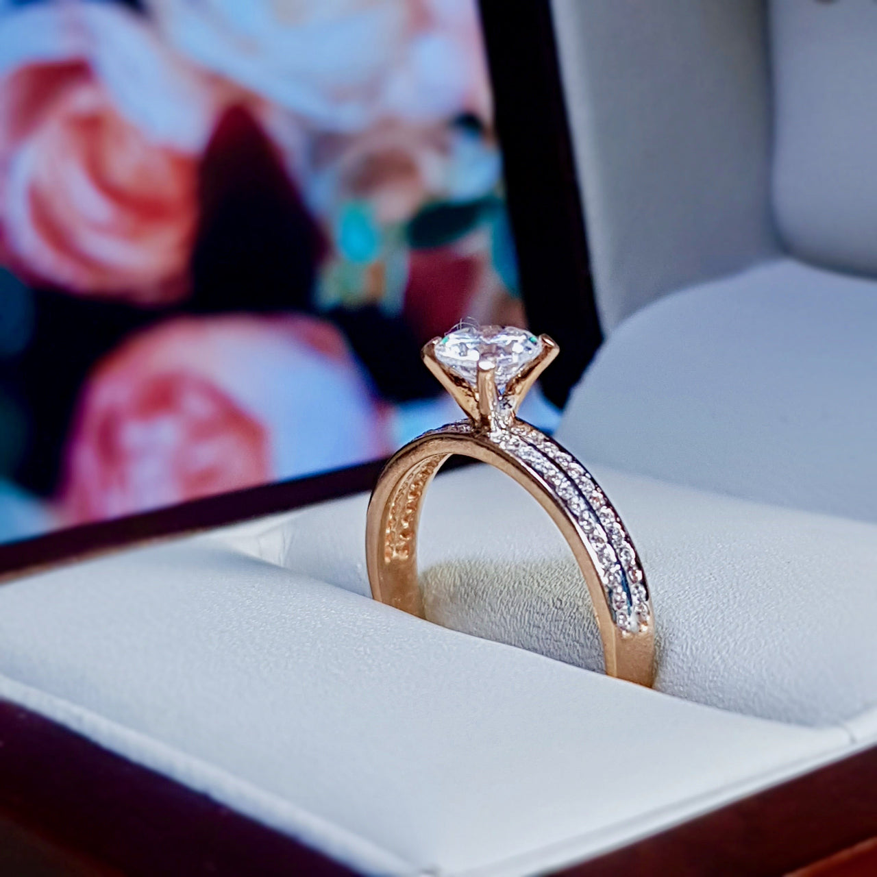 Anillo Oro Rosa 10k, Zirconia Central de 5 mm - Infiniti Joyas