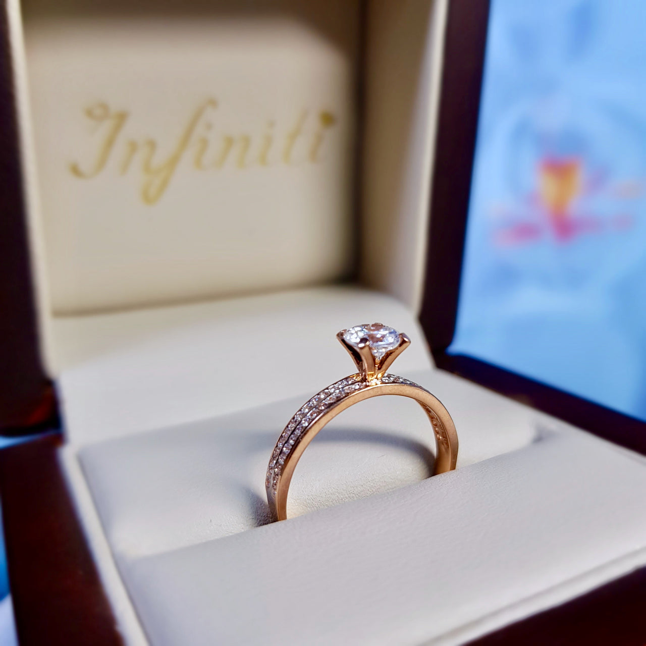 Anillo Oro Rosa 10k, Zirconia Central de 5 mm, Laterales de 1 mm - Infiniti Joyas