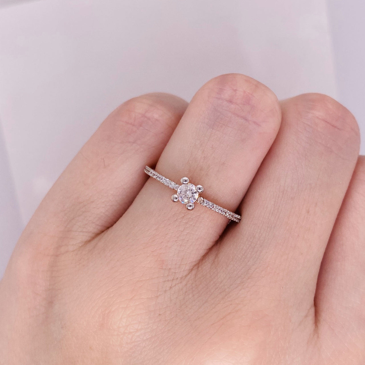 Anillo Oro Rosa 10k, Pavé Zirconia Central 3 mm - Infiniti Joyas