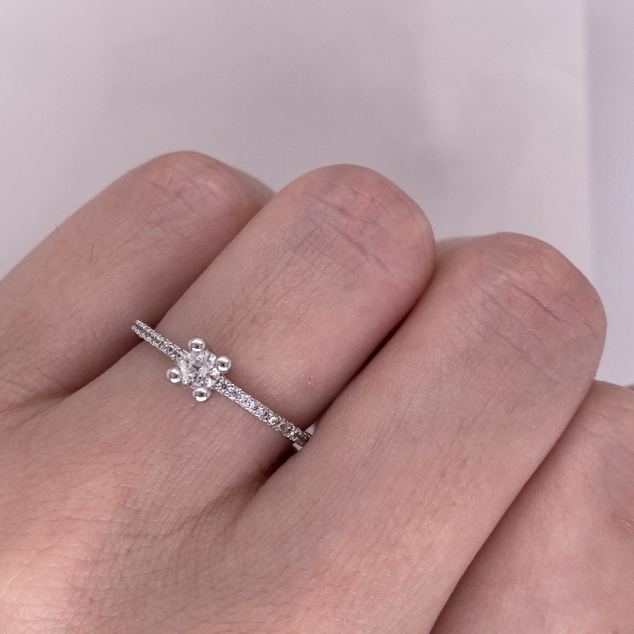Anillo Oro Blanco 10k, Pavé Zirconia Central 3 mm - Infiniti Joyas