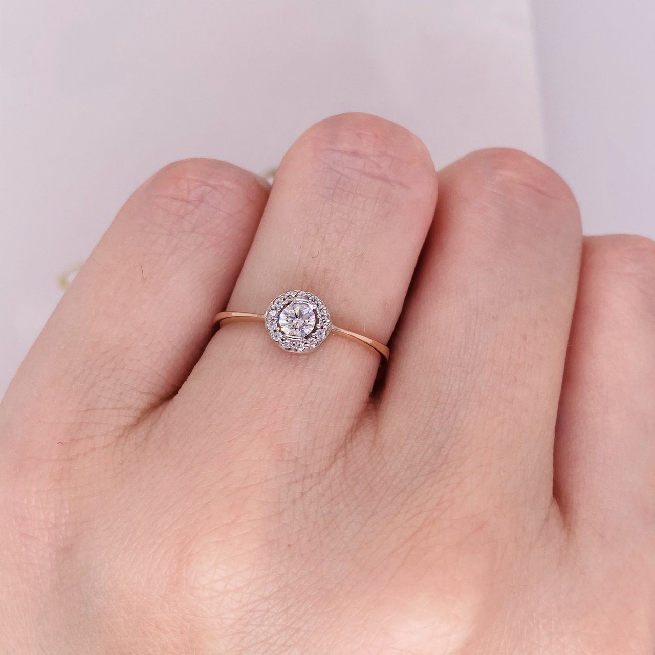 Anillo Oro Rosa 10k, Halo Solitario, Zirconia Central 3.20 mm - Infiniti Joyas