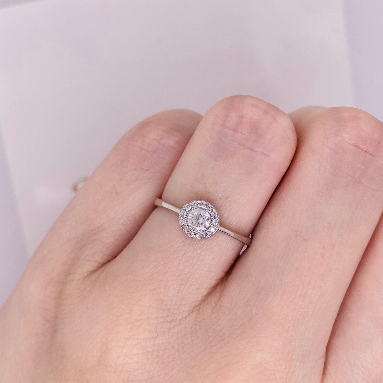 Anillo Oro Blanco 10k, Halo Solitario con Zirconia Central 3.20 mm - Infiniti Joyas