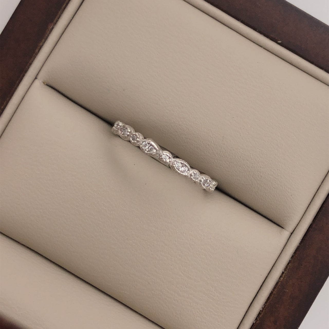 Churumbela Eternity Oro Blanco 10k, Zirconias de 0.5 mm - Infiniti Joyas