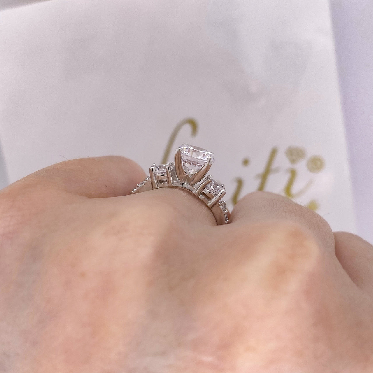Anillo Oro Blanco 10k, Estilo Tres Piedras, Zirconia Central 6.8 mm - Infiniti Joyas