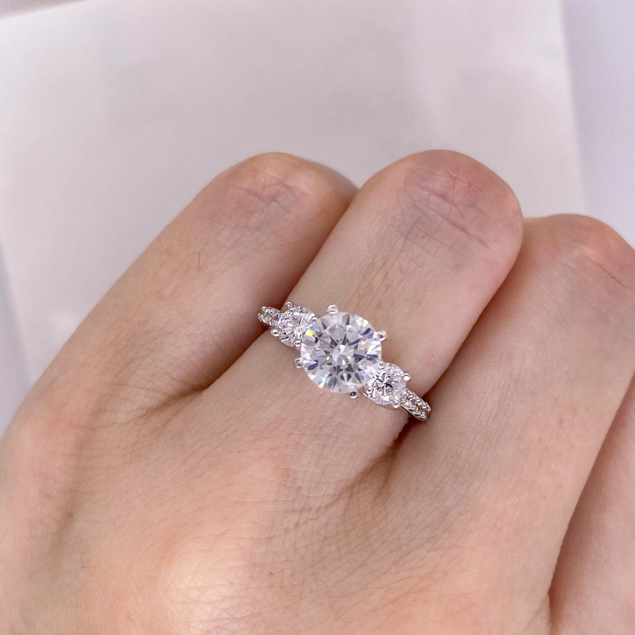 Anillo Oro Blanco 10k, Estilo Tres Piedras, Zirconia Central 6.8 mm - Infiniti Joyas