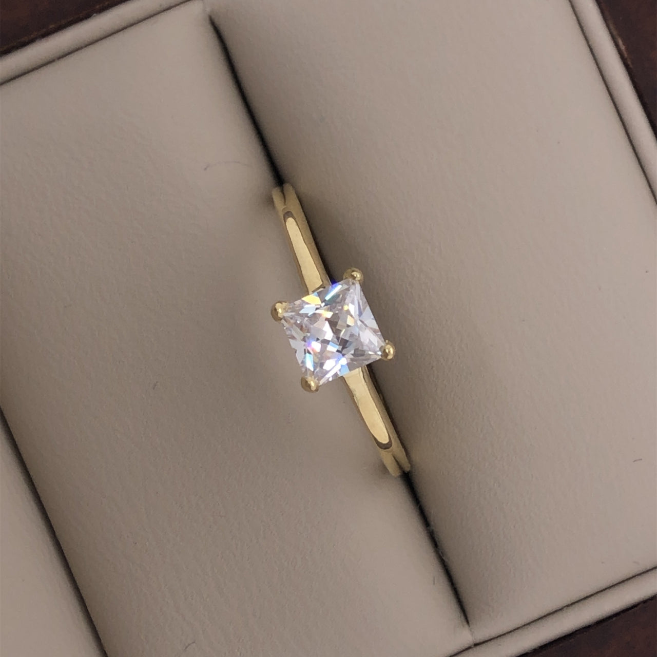 Anillo Oro 10k, Zirconia Princess de 5 mm - Infiniti Joyas