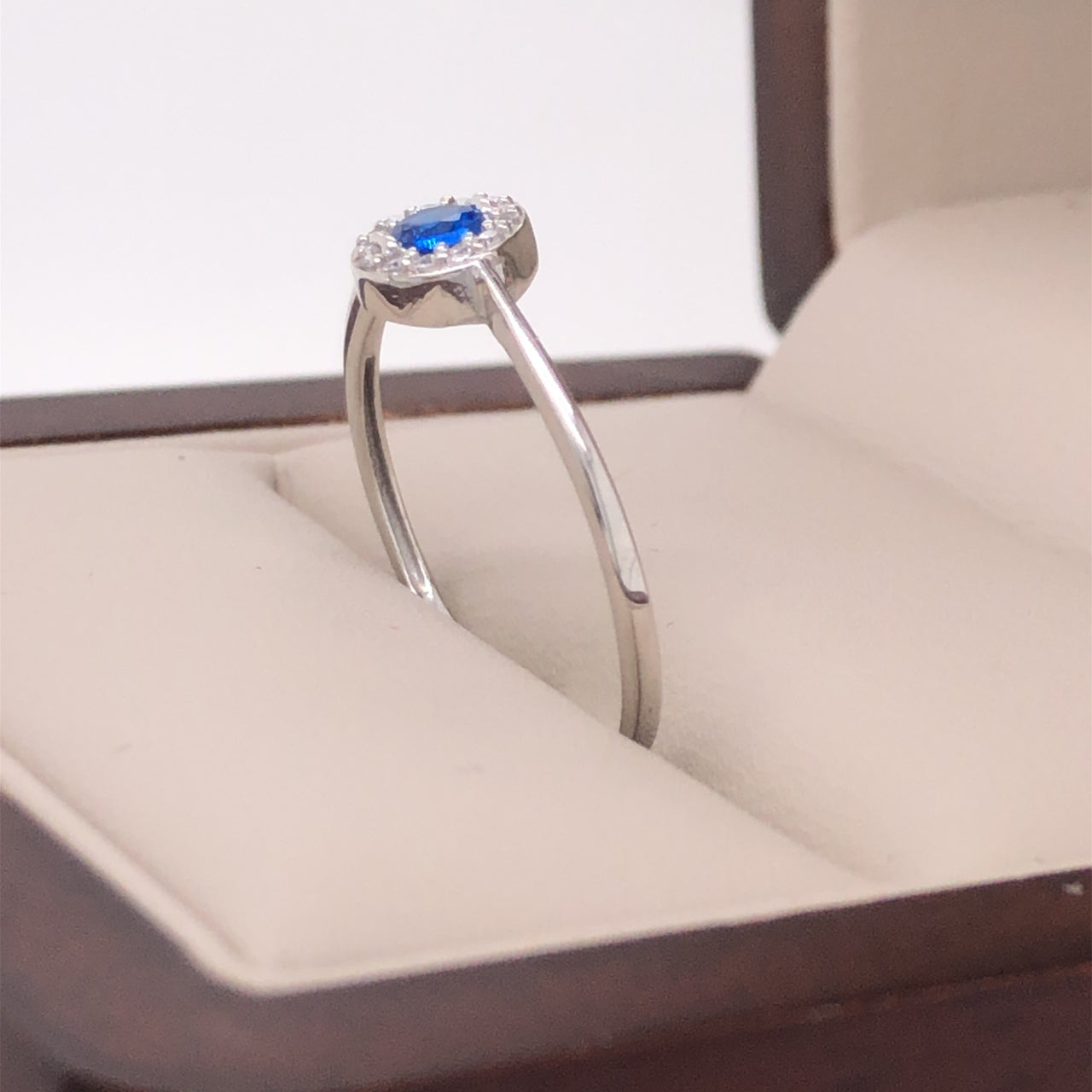 Anillo Oro Blanco 10k, Halo con Zirconia Zafiro - Infiniti Joyas