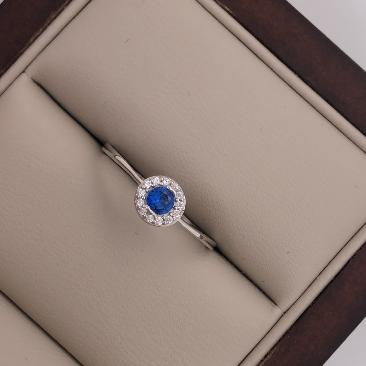 Anillo Oro Blanco 10k, Halo con Zirconia Zafiro - Infiniti Joyas