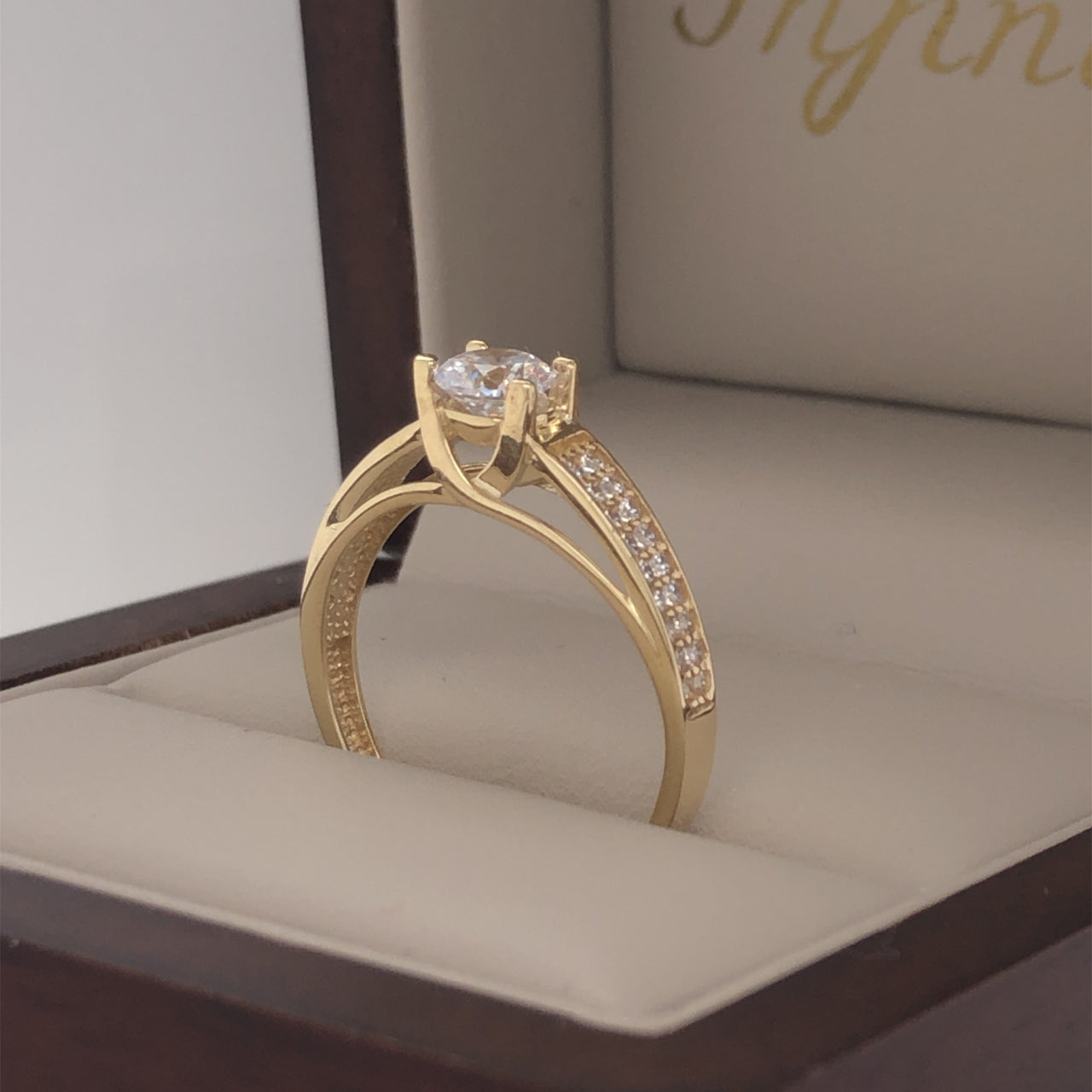 Anillo Oro 10k, Doble Pavé Zirconia Central 5 mm - Infiniti Joyas