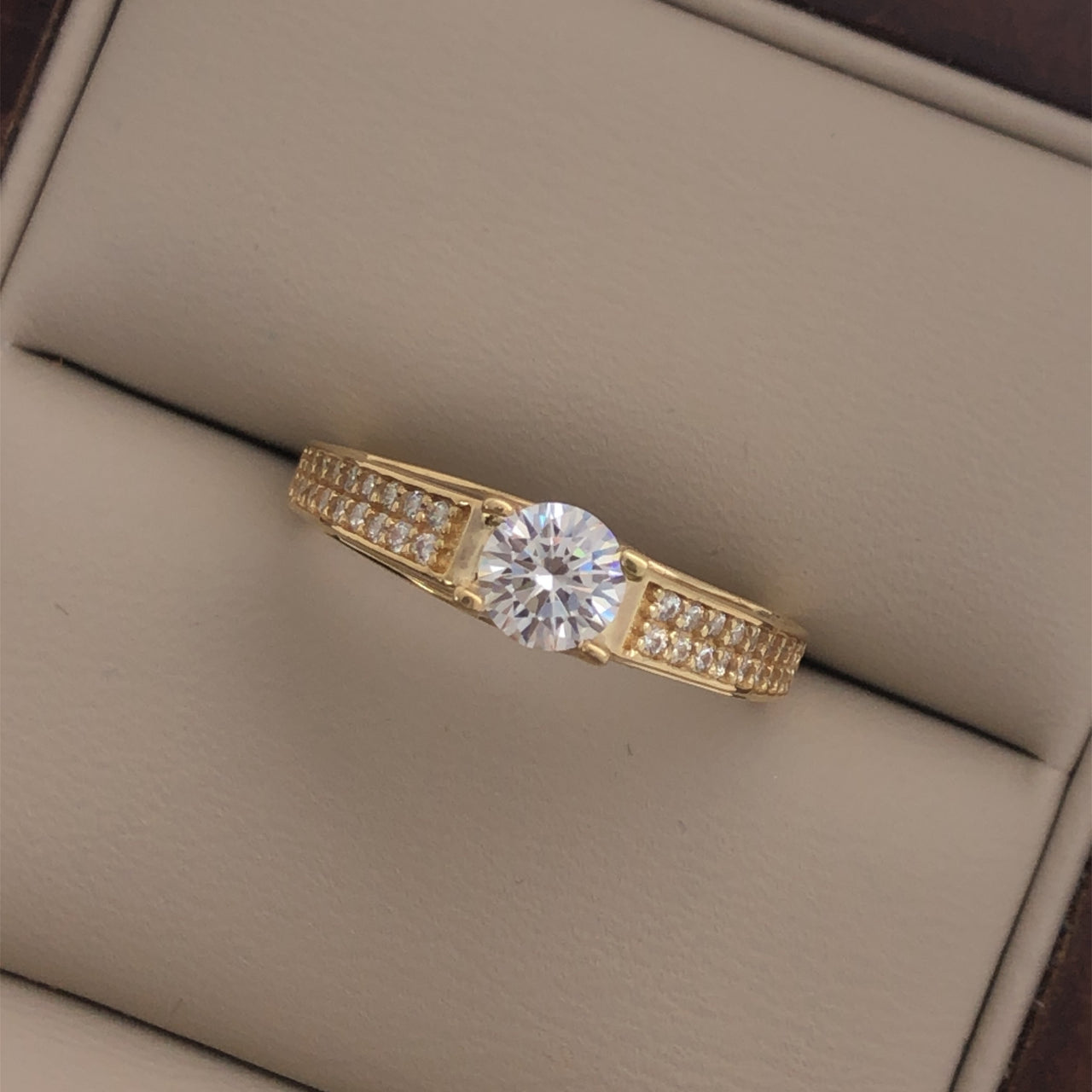Anillo Oro 10k, Doble Pavé Zirconia Central 5 mm - Infiniti Joyas