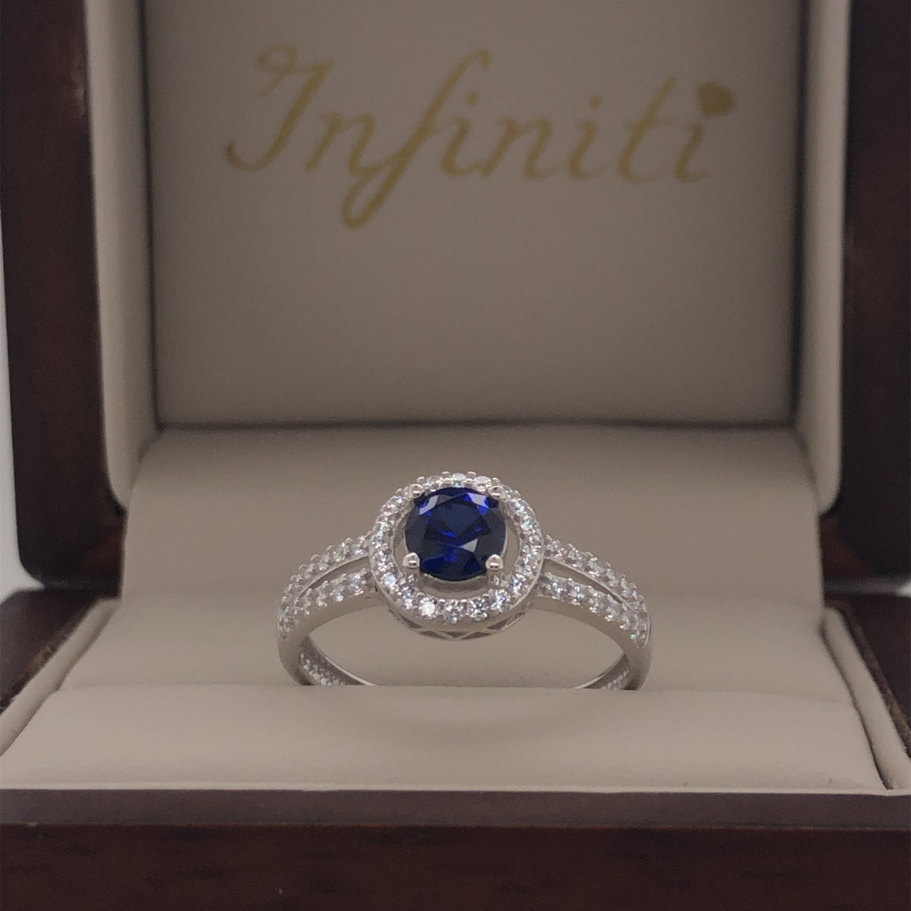 Anillo Oro Blanco 10k, Halo con Zafiro Creado 5 mm - Infiniti Joyas