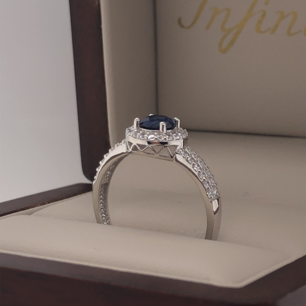 Anillo Oro Blanco 10k, Halo con Zafiro Creado 5 mm - Infiniti Joyas