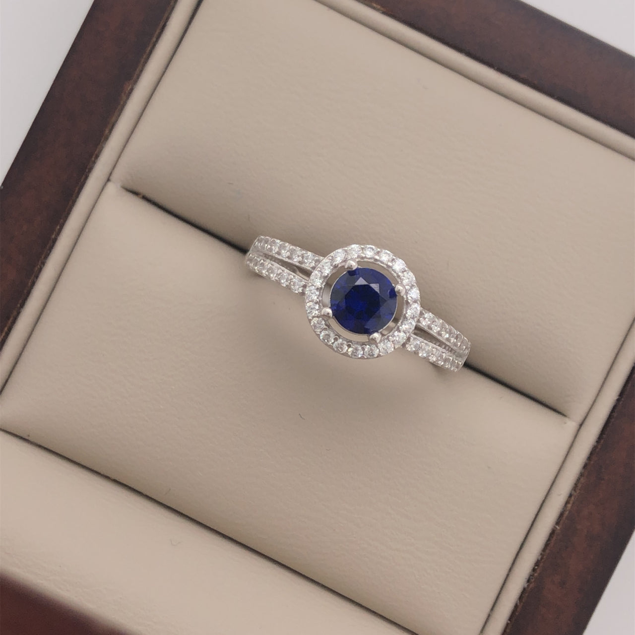 Anillo Oro Blanco 10k, Halo con Zafiro Creado 5 mm - Infiniti Joyas