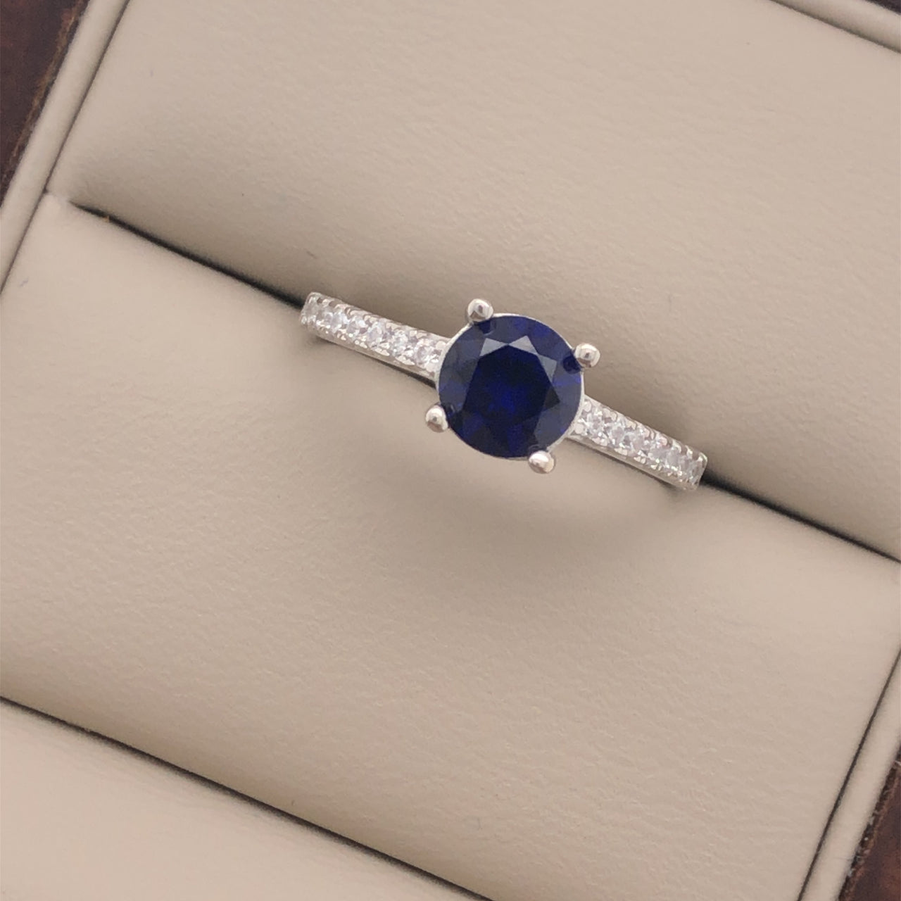 Anillo Oro Blanco 14k, Pavé con Zafiro Creado 6 mm - Infiniti Joyas