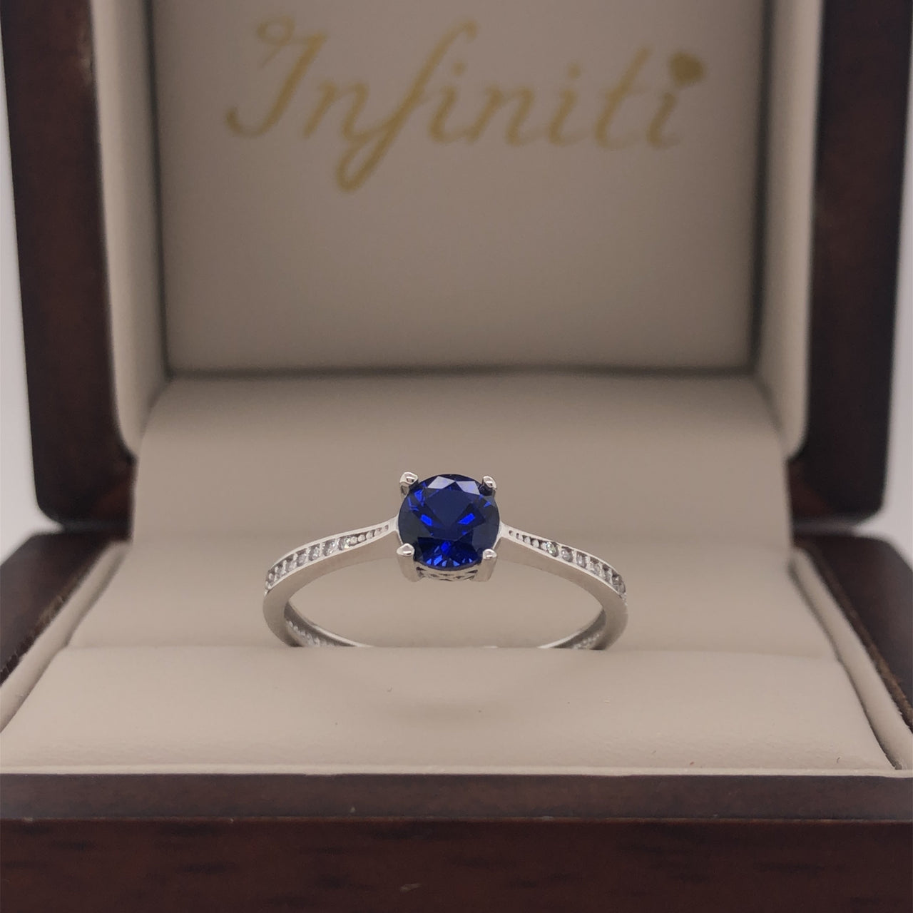 Anillo Oro Blanco 10k, Pavé con Zafiro Creado 5 mm - Infiniti Joyas