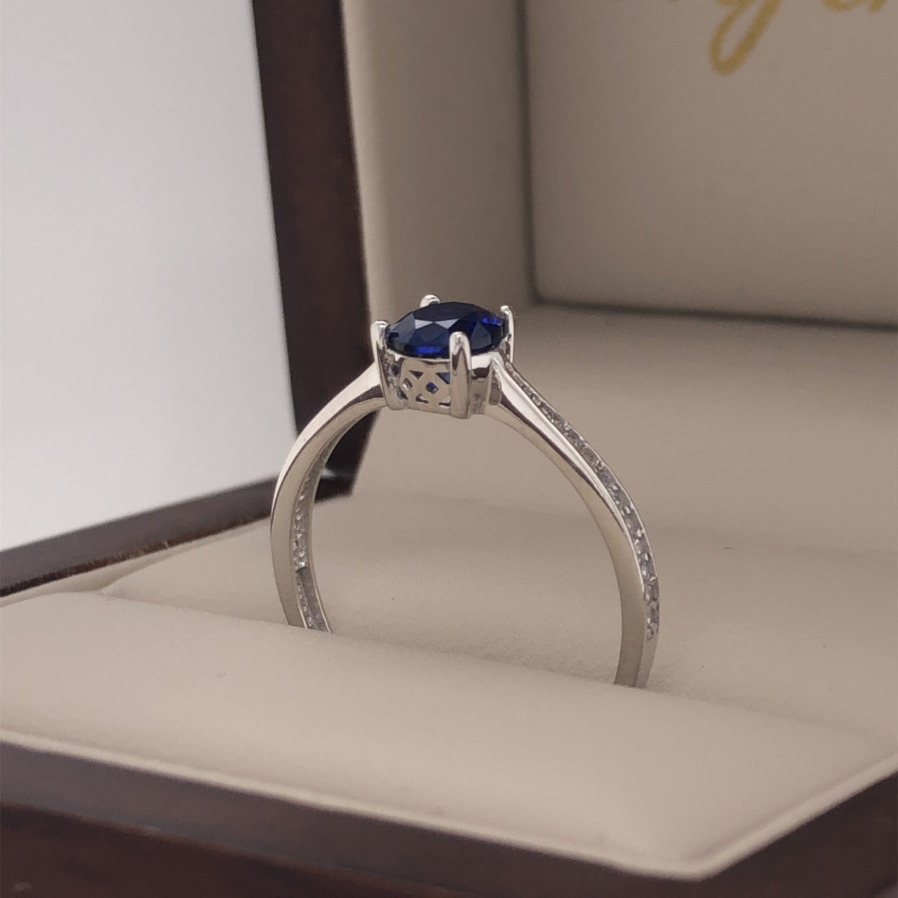 Anillo Oro Blanco 10k, Pavé con Zafiro Creado 5 mm - Infiniti Joyas