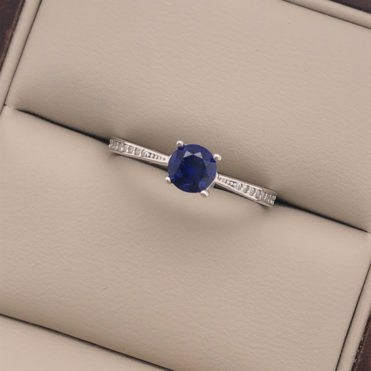 Anillo Oro Blanco 10k, Pavé con Zafiro Creado 5 mm - Infiniti Joyas