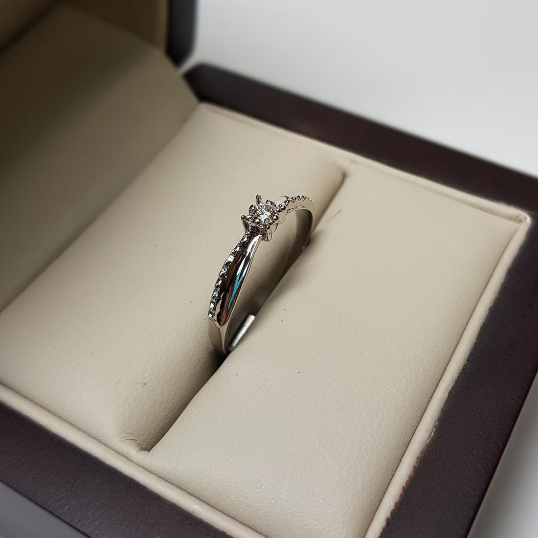 Anillo Solitario Oro Blanco 14k, Diamante 7 Puntos. - Infiniti Joyas