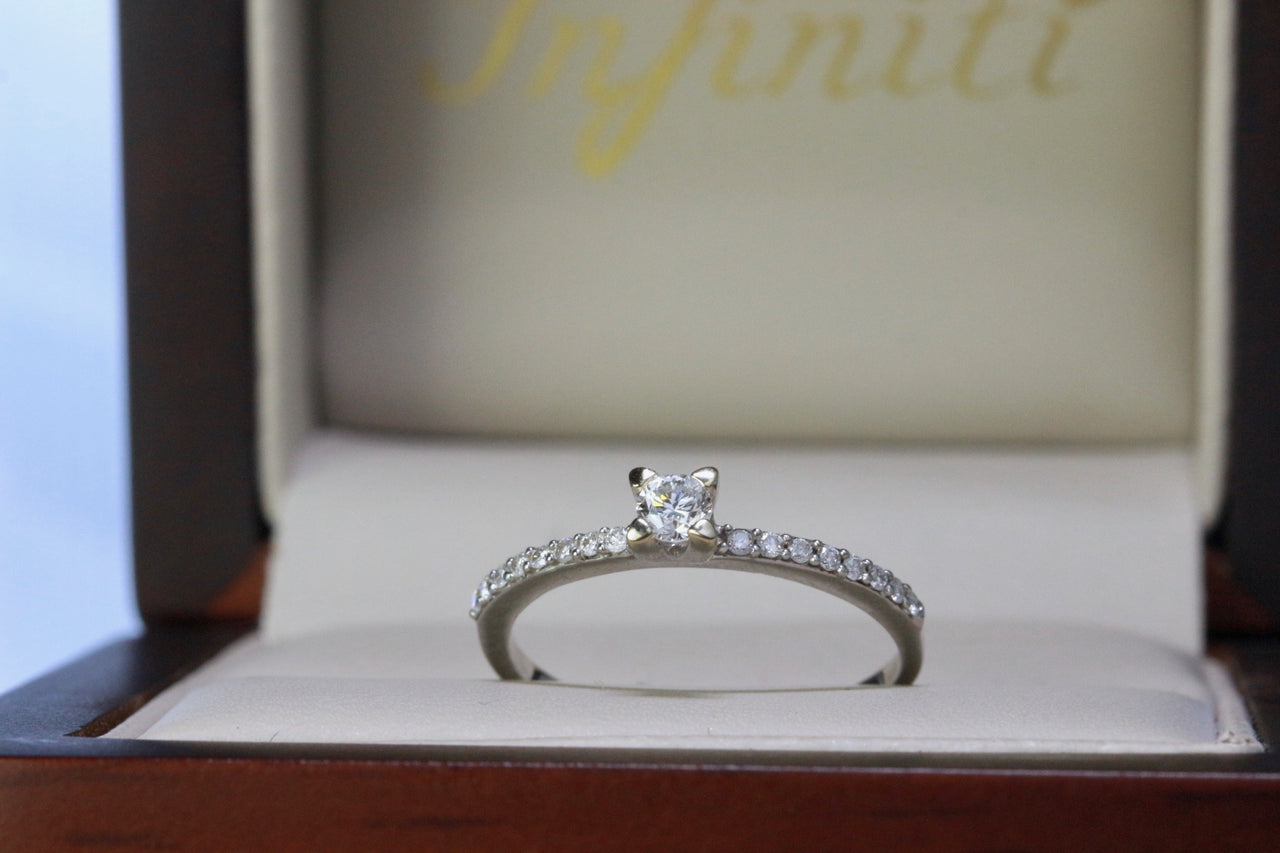 Anillo Oro Blanco 14k, Diamante Natural Centro 13 Puntos + Laterales 10 Puntos - Infiniti Joyas