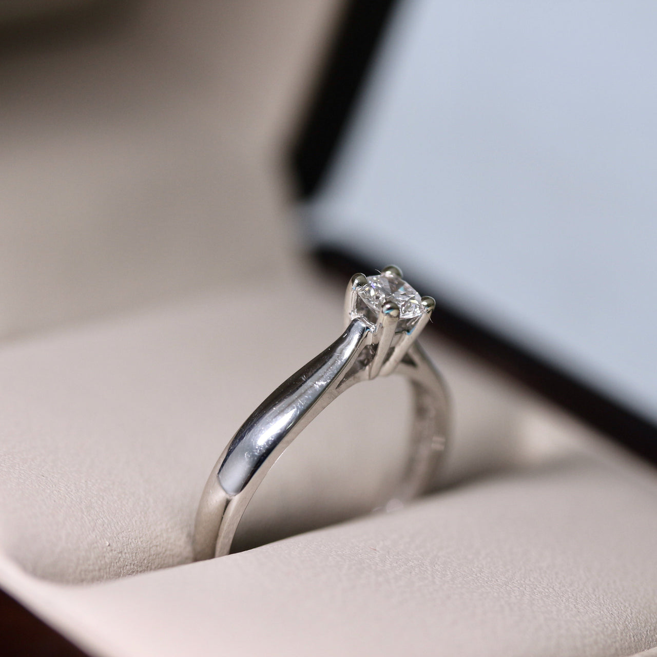 Anillo Solitario Oro Blanco 14k, Diamante de 21 Puntos - Infiniti Joyas