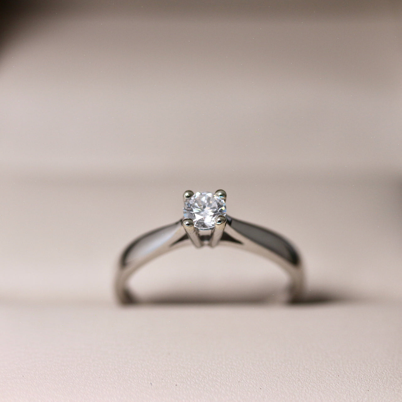 Anillo Solitario Oro Blanco 14k, Diamante de 21 Puntos - Infiniti Joyas