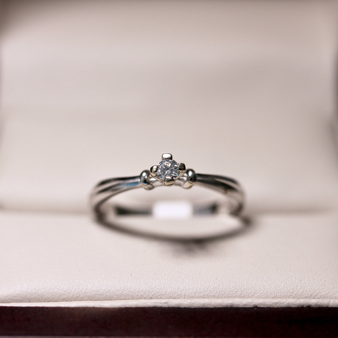 Anillo Solitario Oro Blanco 14k, Diamante de 7 Puntos - Infiniti Joyas