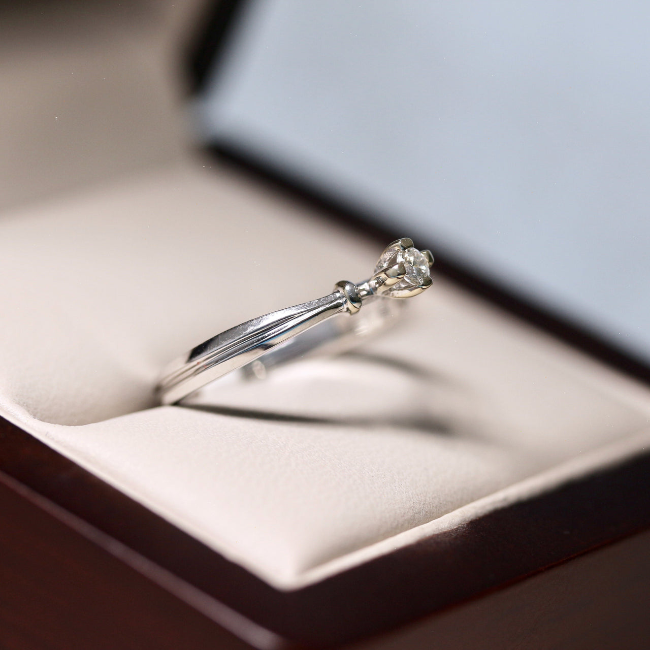 Anillo Solitario Oro Blanco 14k, Diamante de 7 Puntos - Infiniti Joyas