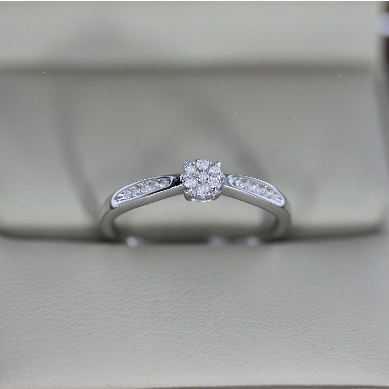 Anillo Oro Blanco 14k, Diamantes de 10 Puntos Totales - Infiniti Joyas