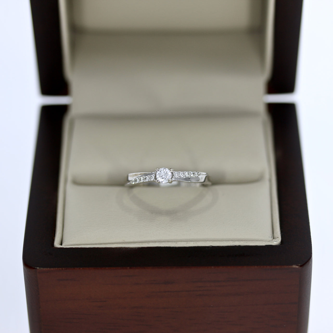 Anillo Oro Blanco 14k, Diamante Natural, Centro 13 Puntos, 7 Puntos Laterales, Total 20 Pts - Infiniti Joyas