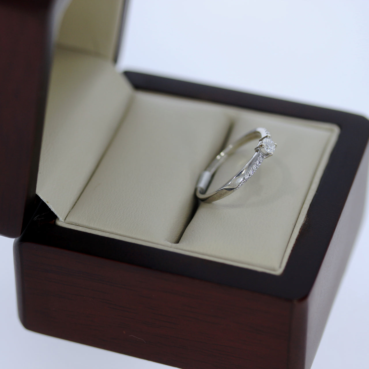 Anillo Oro Blanco 14k, Diamante Natural, Centro 13 Puntos, 7 Puntos Laterales, Total 20 Pts - Infiniti Joyas