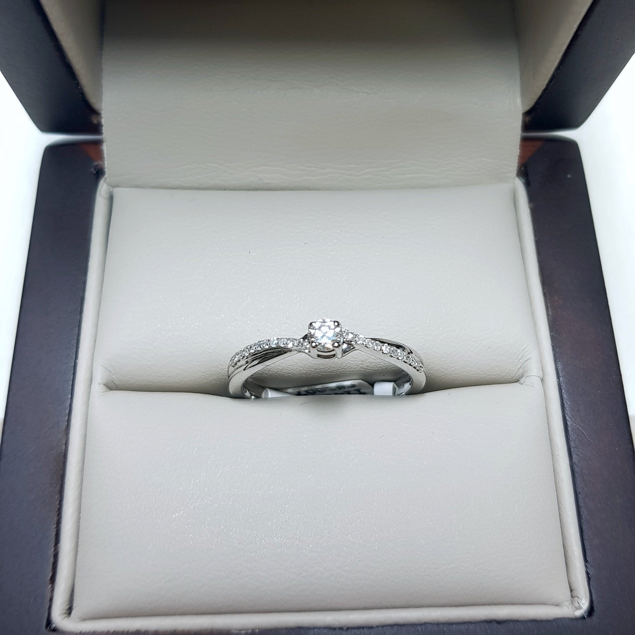 Anillo Oro Blanco 14k, Pavé Diamantes de 15 Puntos Totales - Infiniti Joyas