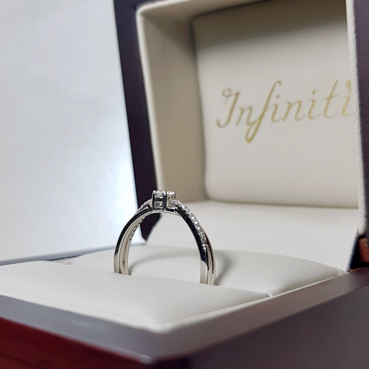 Anillo Oro Blanco 14k, Pavé Diamantes de 15 Puntos Totales - Infiniti Joyas