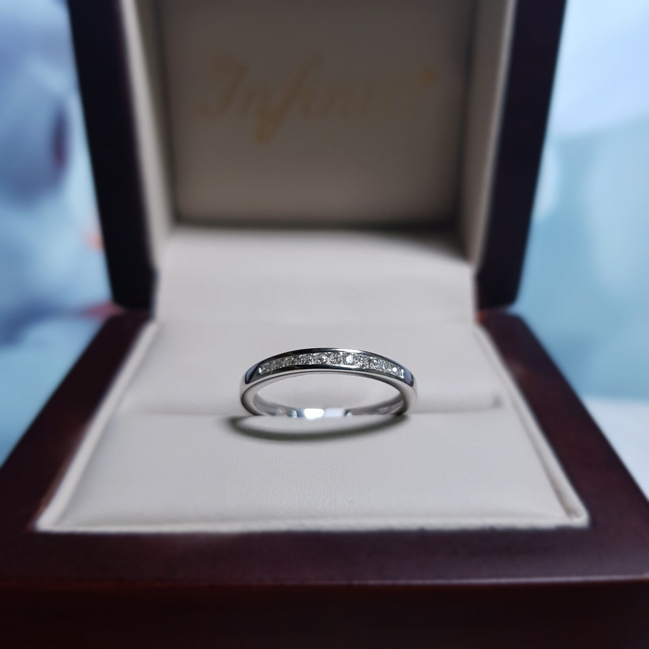 Churumbela Oro Blanco 14k, Diamante 10 Puntos Estilo Canal - Infiniti Joyas
