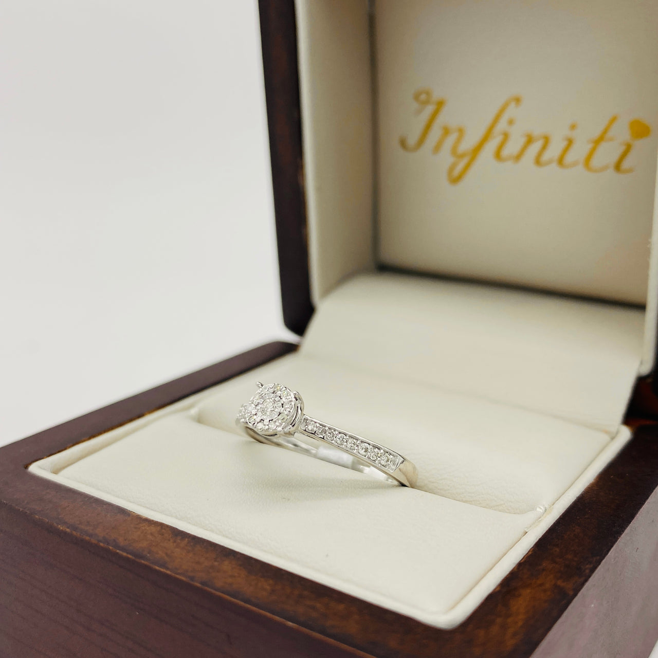 Anillo Oro Blanco 14k - Halo Diamante Natural 0.12 CTW