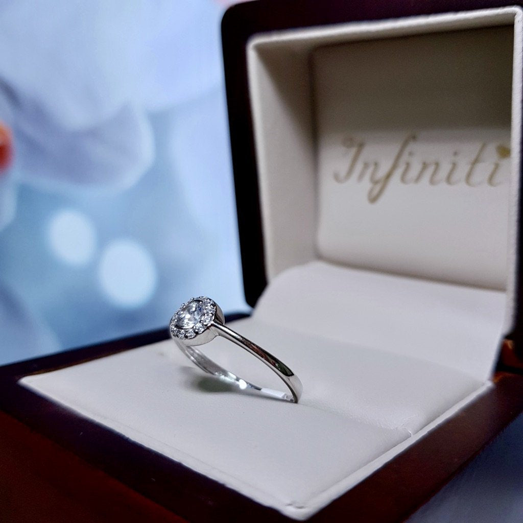Anillo Oro Blanco 10k, Halo Solitario con Zirconia Central 3.20 mm - Infiniti Joyas