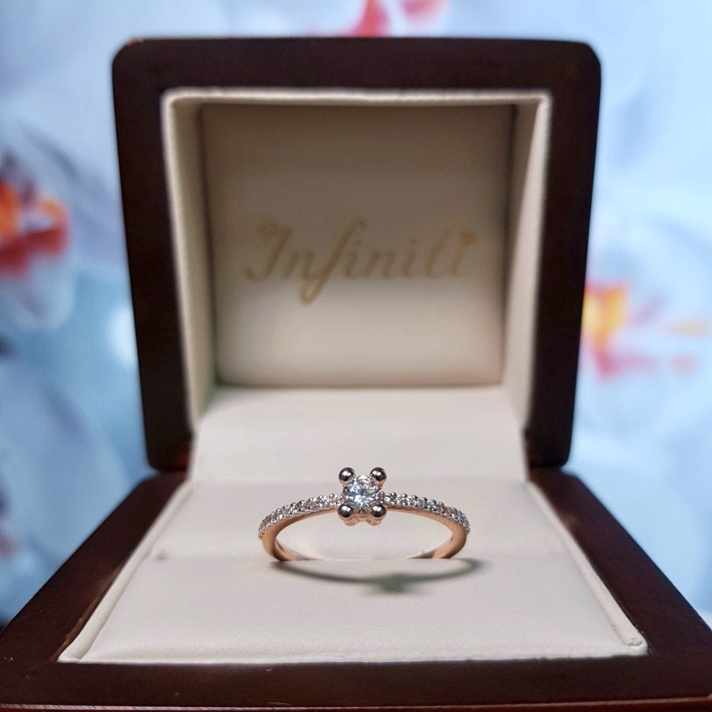 Anillo Oro Rosa 10k, Pavé Zirconia Central 3 mm - Infiniti Joyas