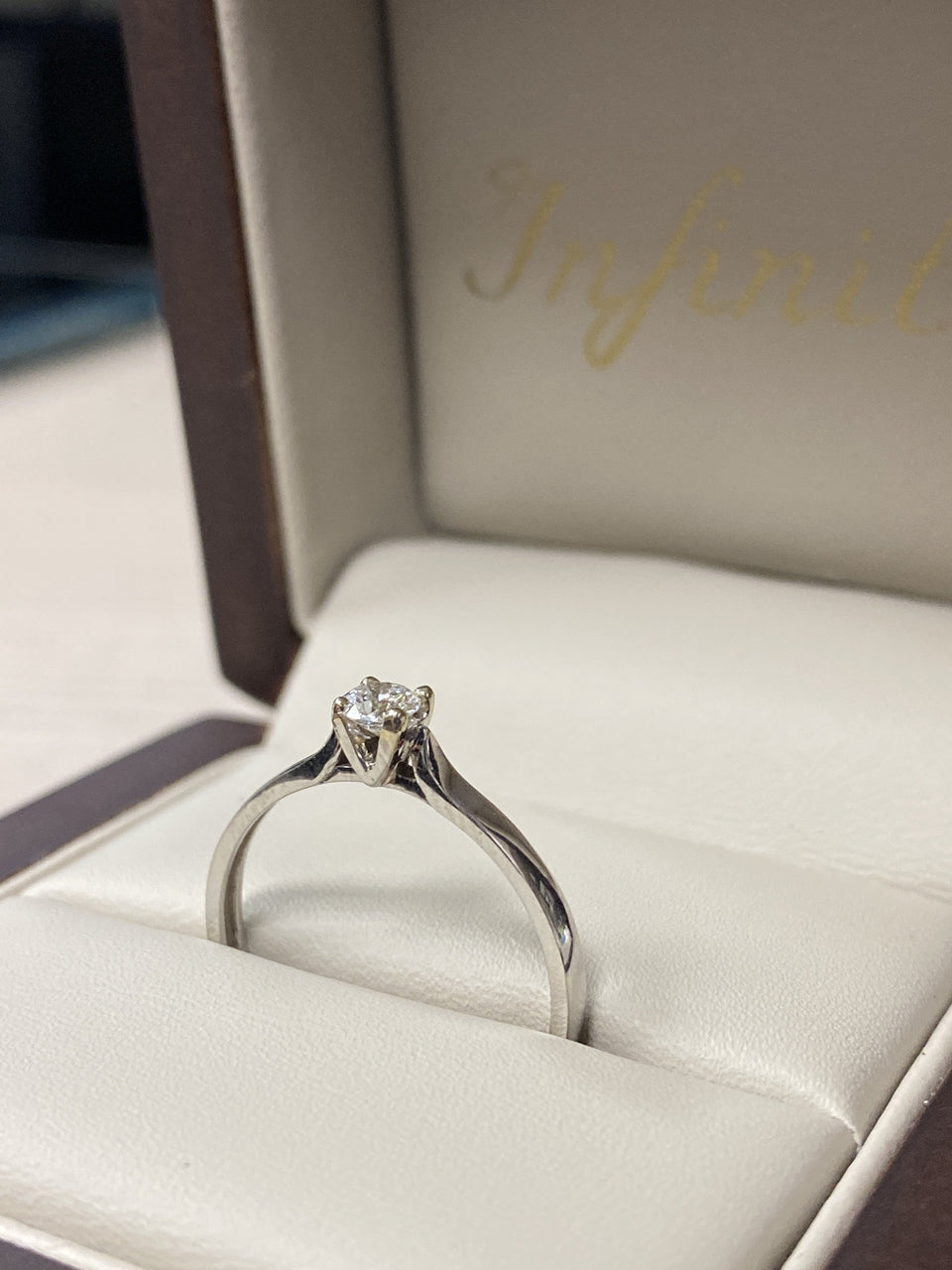 Anillo Solitario Oro Blanco 14k, Diamante de 18 Puntos - Infiniti Joyas