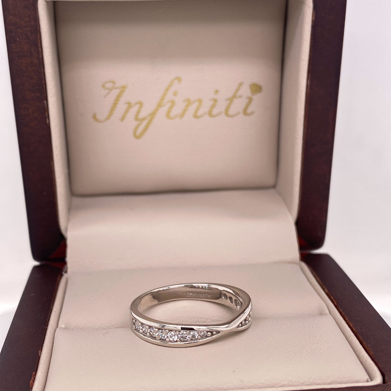 Churumbela Oro Blanco 10k, Forma Infinito con Zirconias 2 mm - Infiniti Joyas