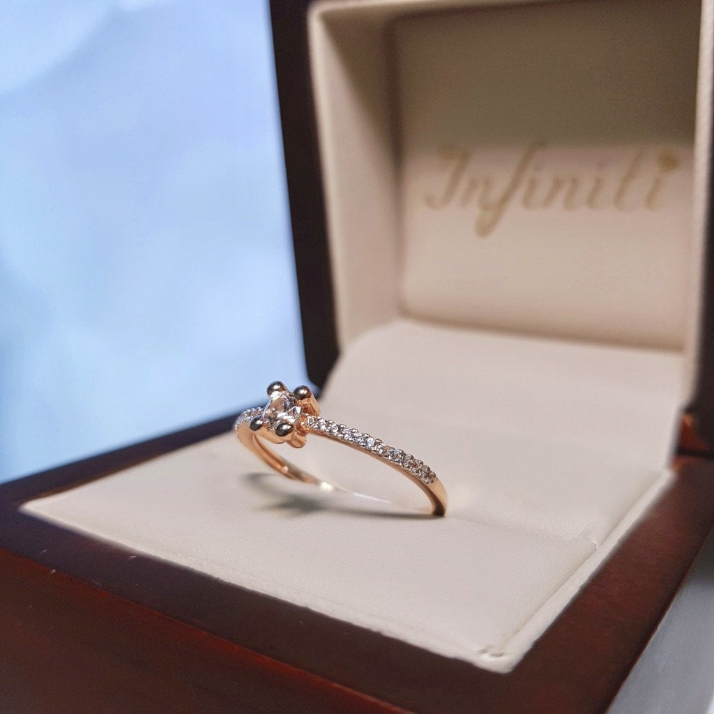 Anillo Oro Rosa 10k, Pavé Zirconia Central 3 mm - Infiniti Joyas