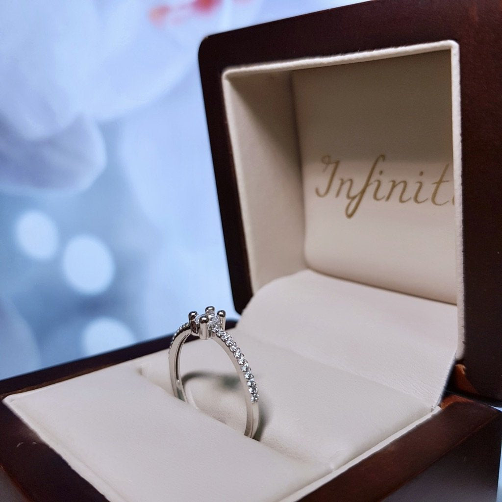 Anillo Oro Blanco 10k, Pavé Zirconia Central 3 mm - Infiniti Joyas