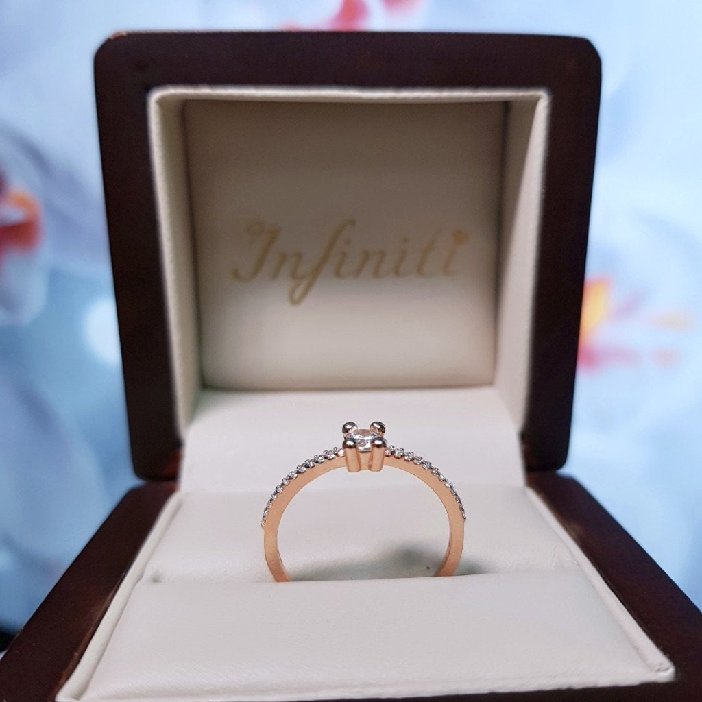 Anillo Oro Rosa 10k, Pavé Zirconia Central 3 mm - Infiniti Joyas