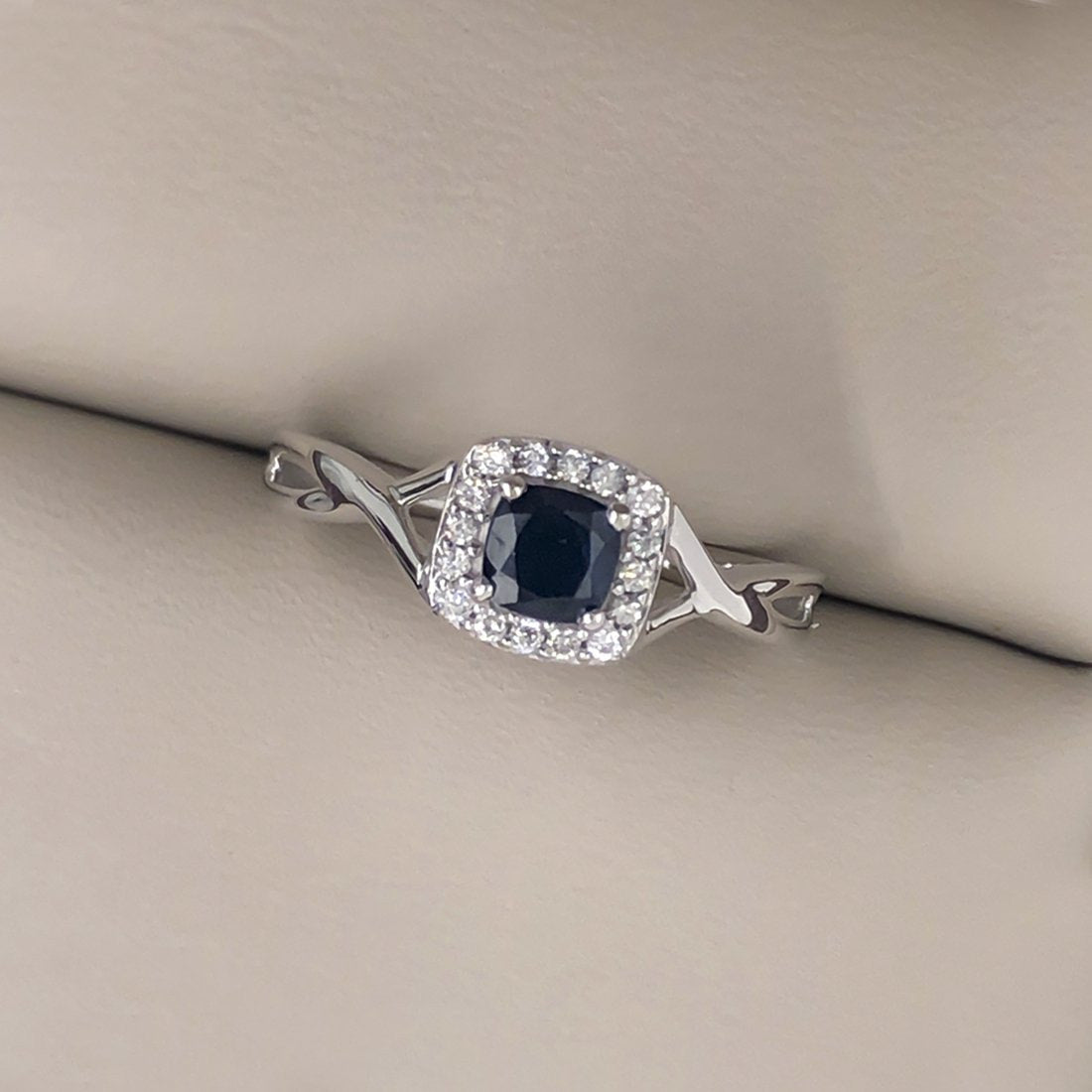 Anillo Oro Blanco 14k, Halo Zafiro Natural 28 Pts con Diamantes - Infiniti Joyas