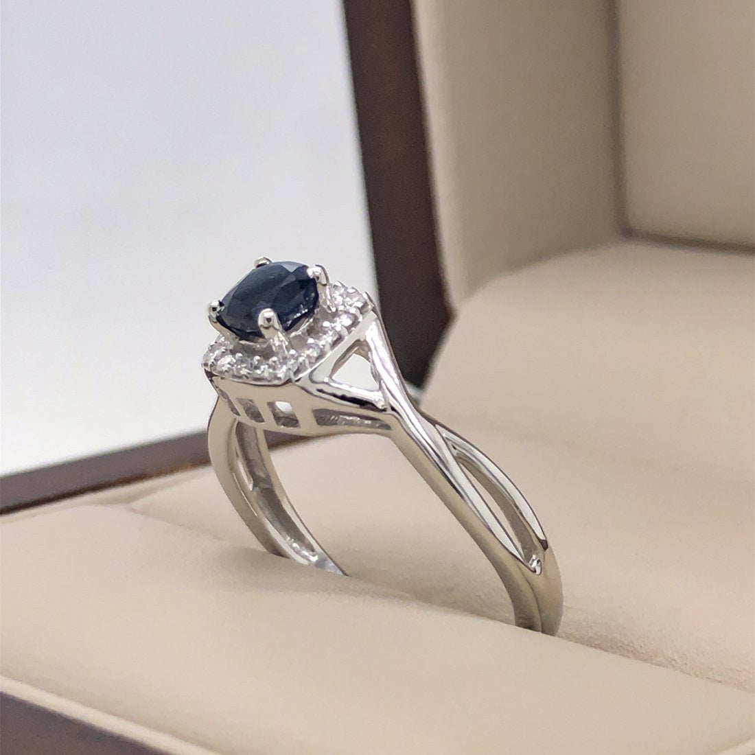 Anillo Oro Blanco 14k, Halo Zafiro Natural 28 Pts con Diamantes - Infiniti Joyas